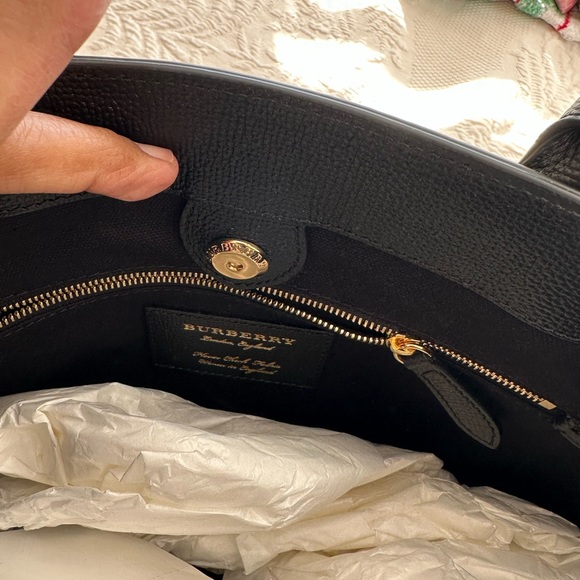 Burberry handbag new with tags and dust bag medium size - Picture 4 of 6